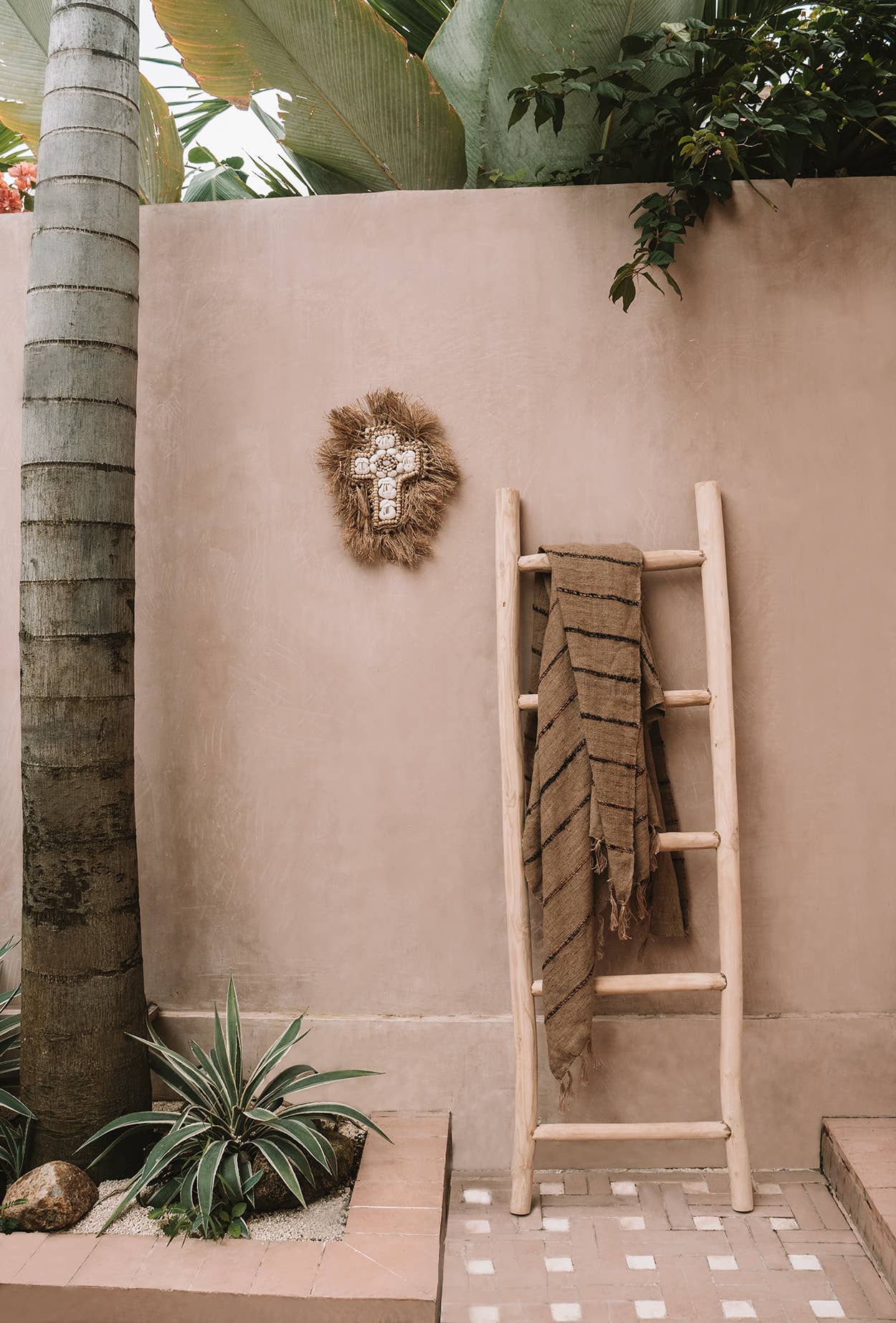 Croix en coquillages, coton, et raphia