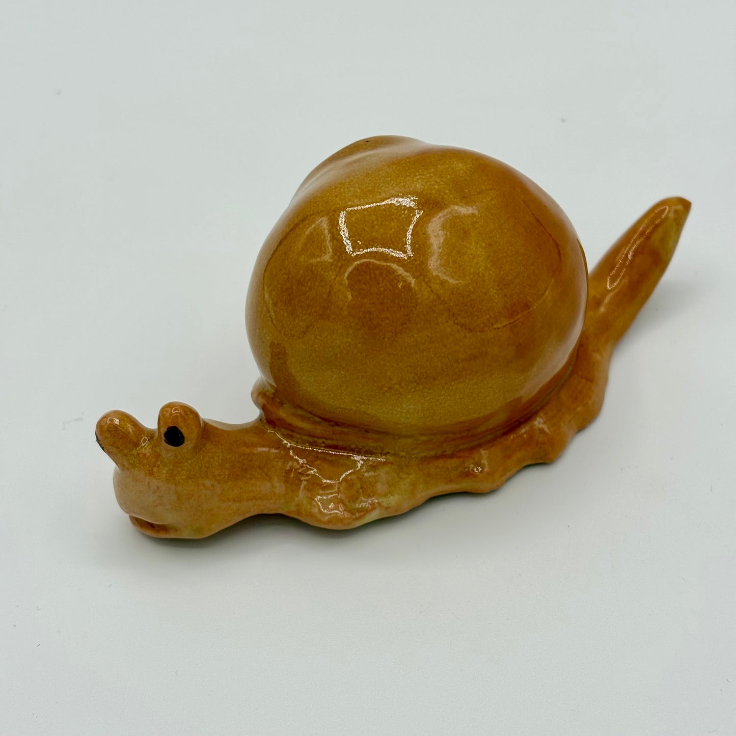 Figurine en céramique représentant un escargot, façonnée à la main à Aspiran