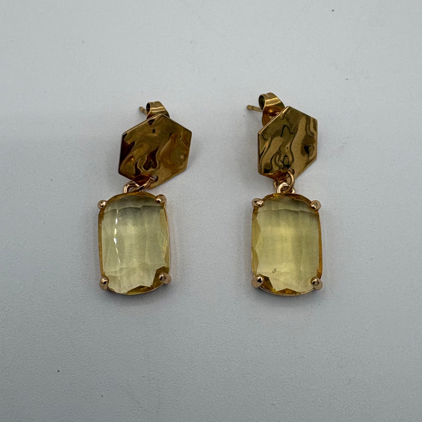 Boucles d’oreilles en verre champagne et hexagones dorés martelés