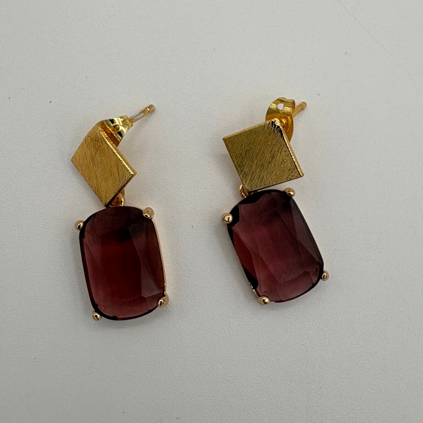 Boucles d'oreilles en verre prune et carrés dorés