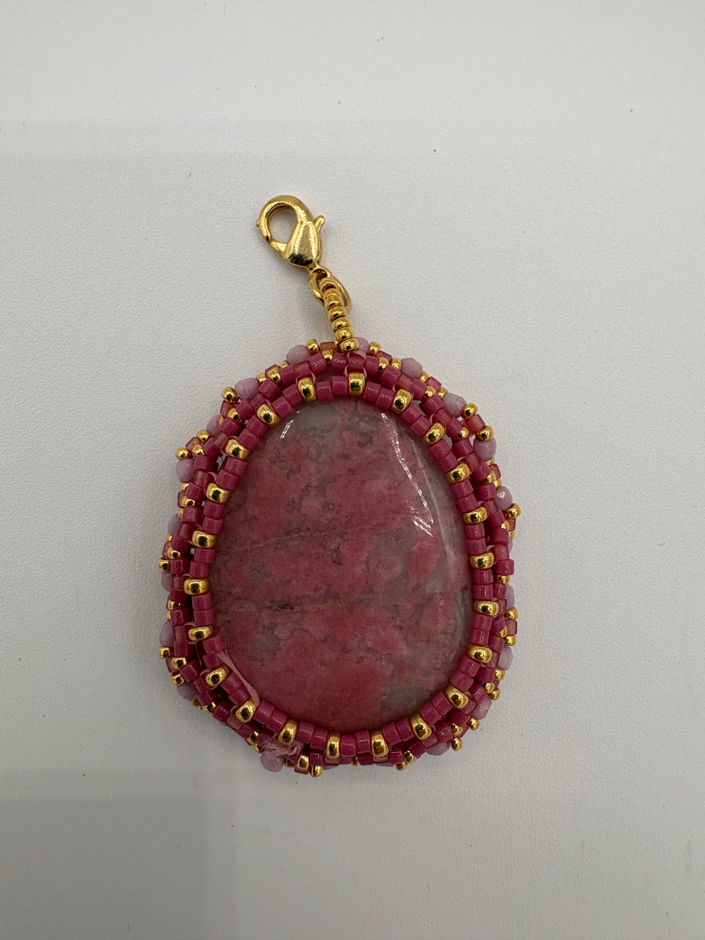 Pendentif en rhodonite et tissage de perles Miyuki