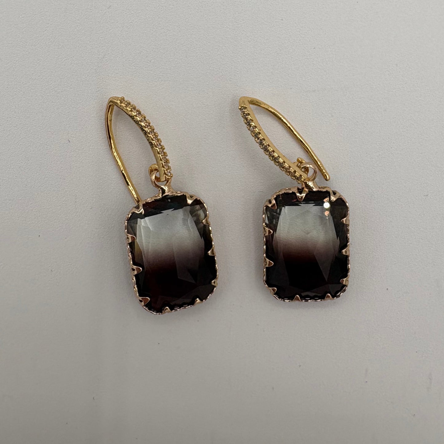 Boucles d’oreilles en verre fumé et attaches dorées