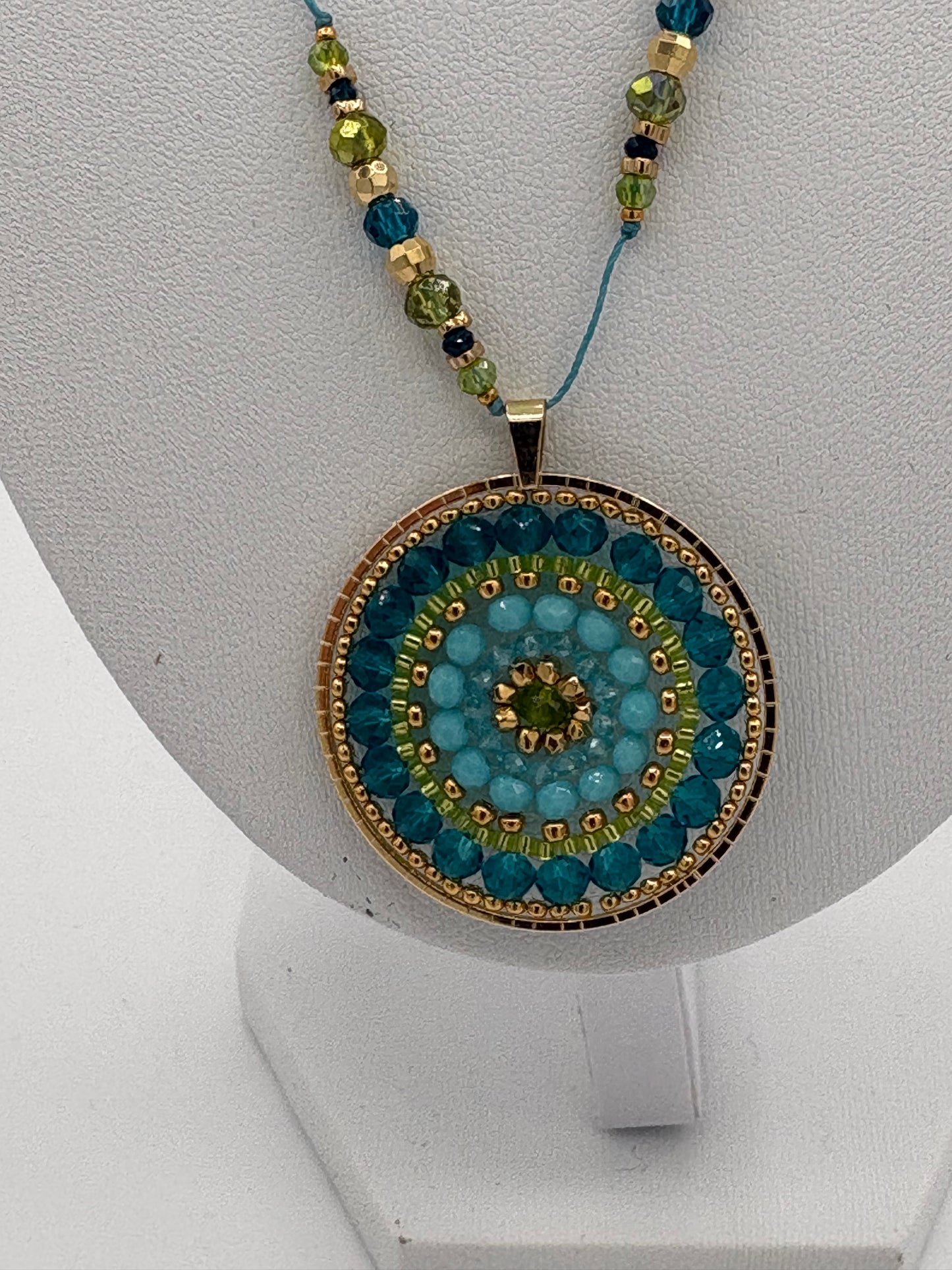 Pendentif en tissage rond bleu vert avec perles Miyuki