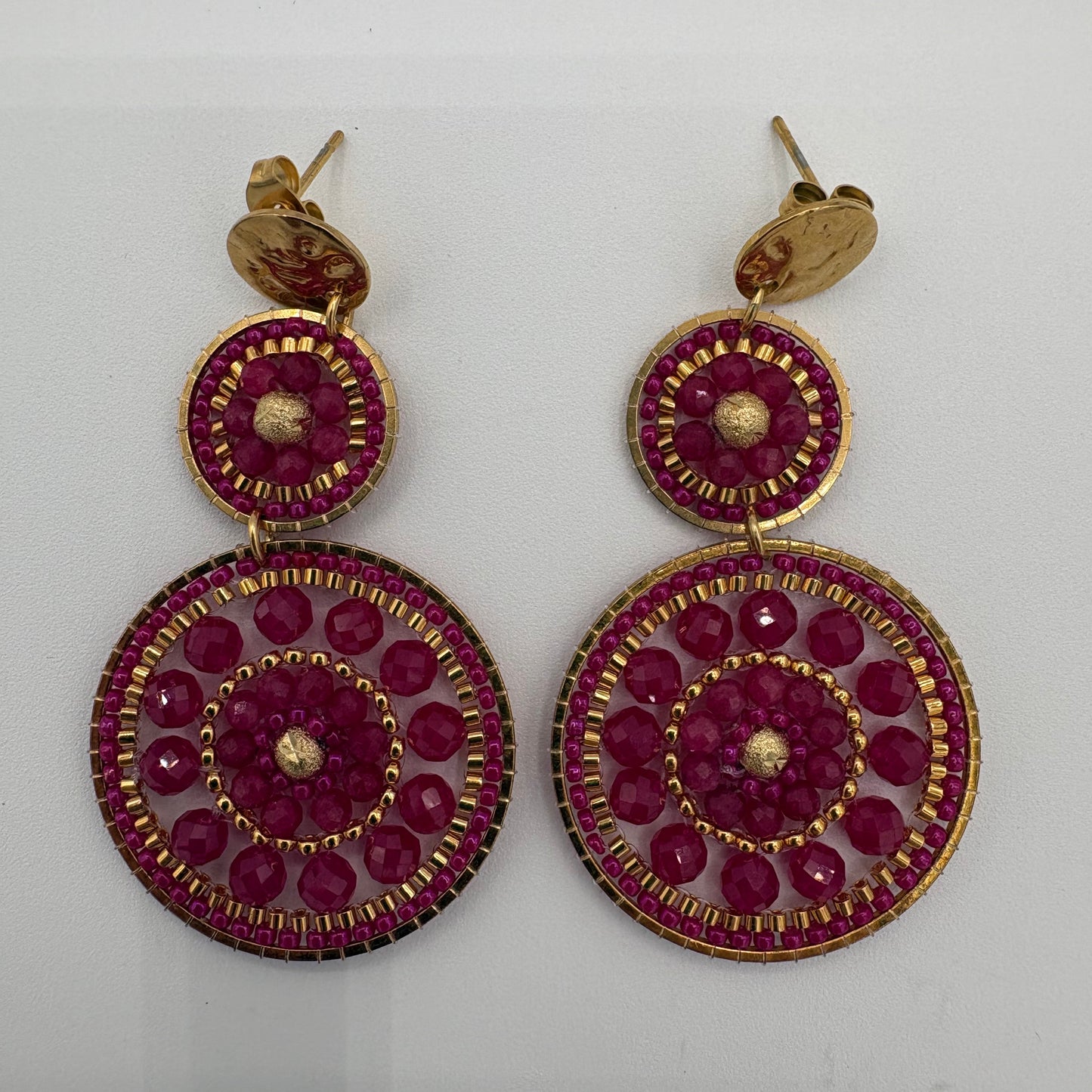 Boucles d’oreilles en tissage rose fuchsia et doré avec perles Miyuki