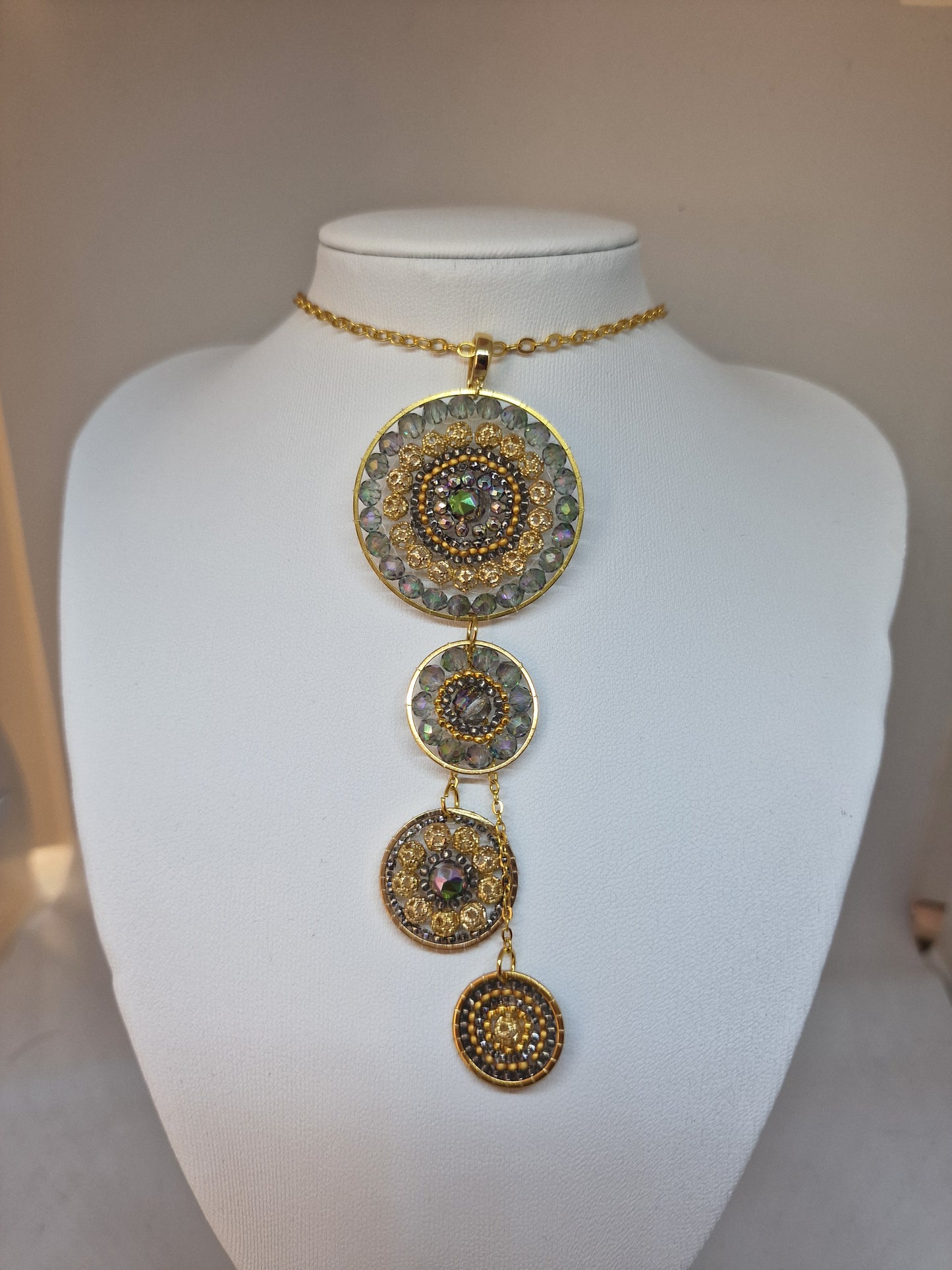 Pendentif tissé en perles à quatre disques gris et or