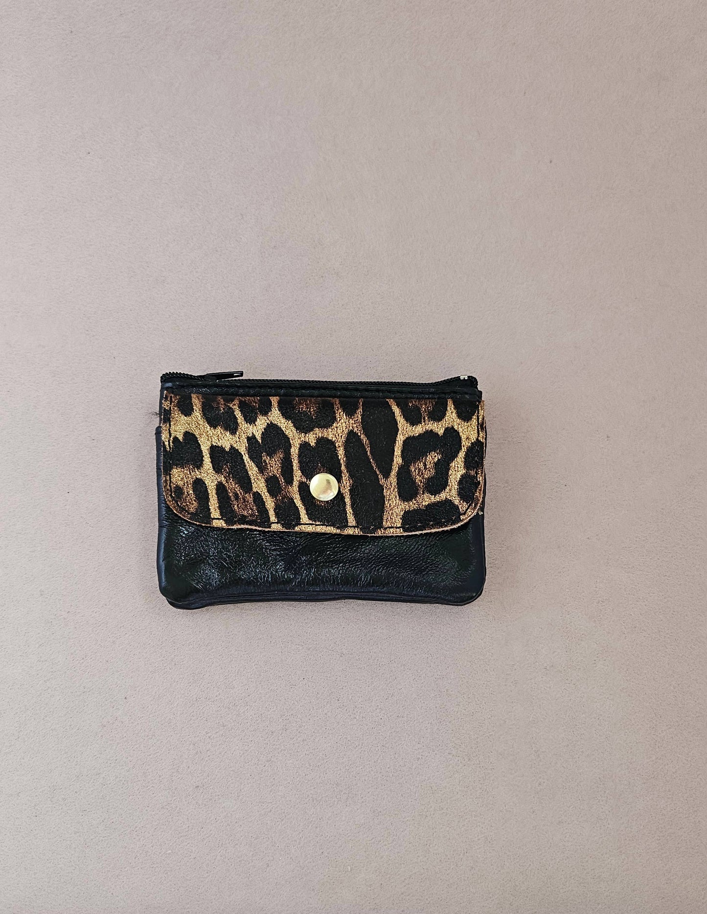 Porte-monnaie léopard noir en cuir upcyclé à deux fermetures éclair et porte-clés