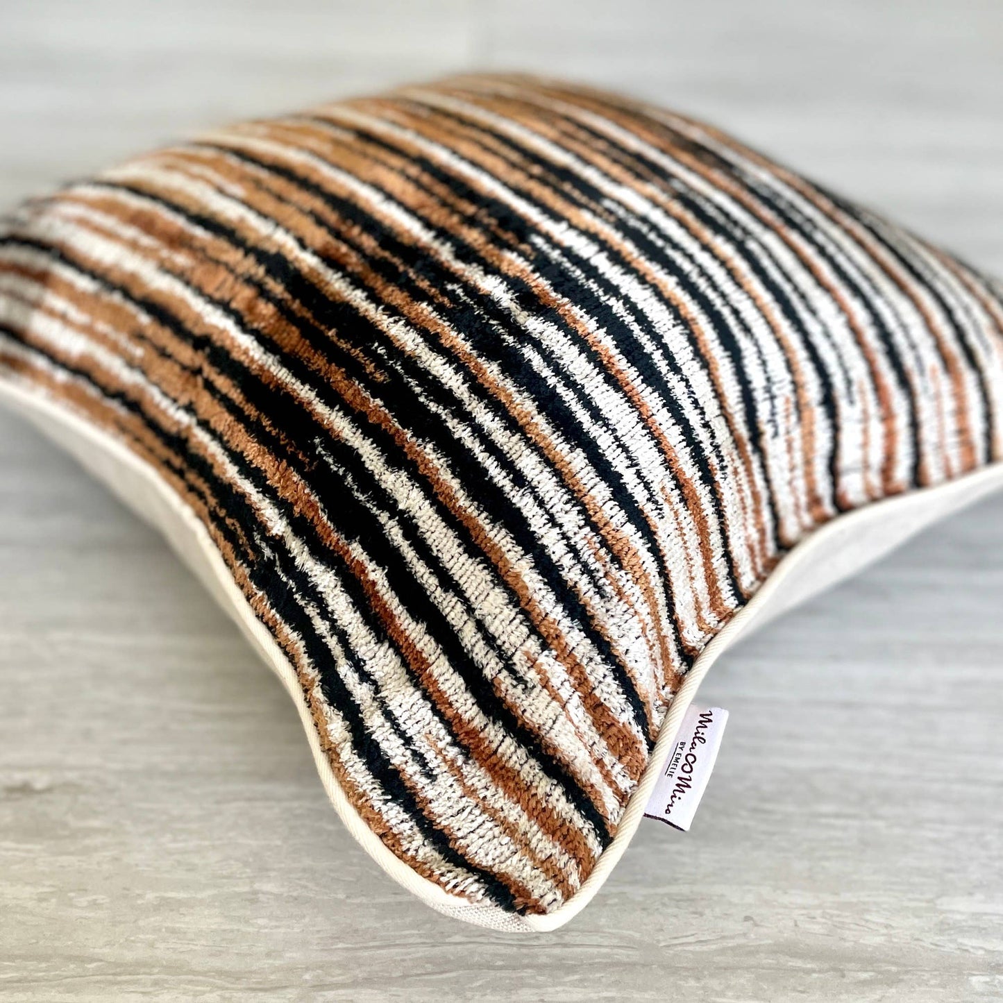 Oreiller en velours de soie Ikat Mizzoni