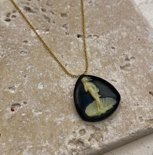 Collier Pendentif Camée Vénus — Résine Vintage