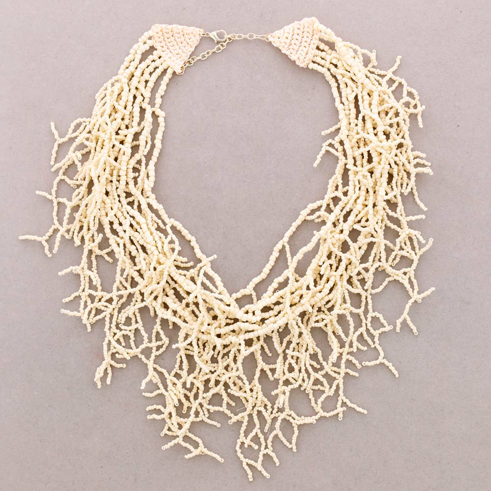 Collier ras du cou avec pendentif et perles corail noires