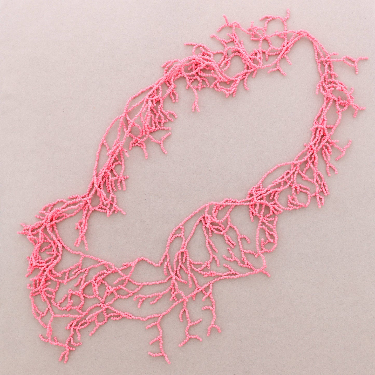 Long collier de perles corail
