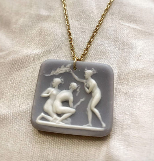 Collier Pendentif Camée Nymphes — Résine Vintage