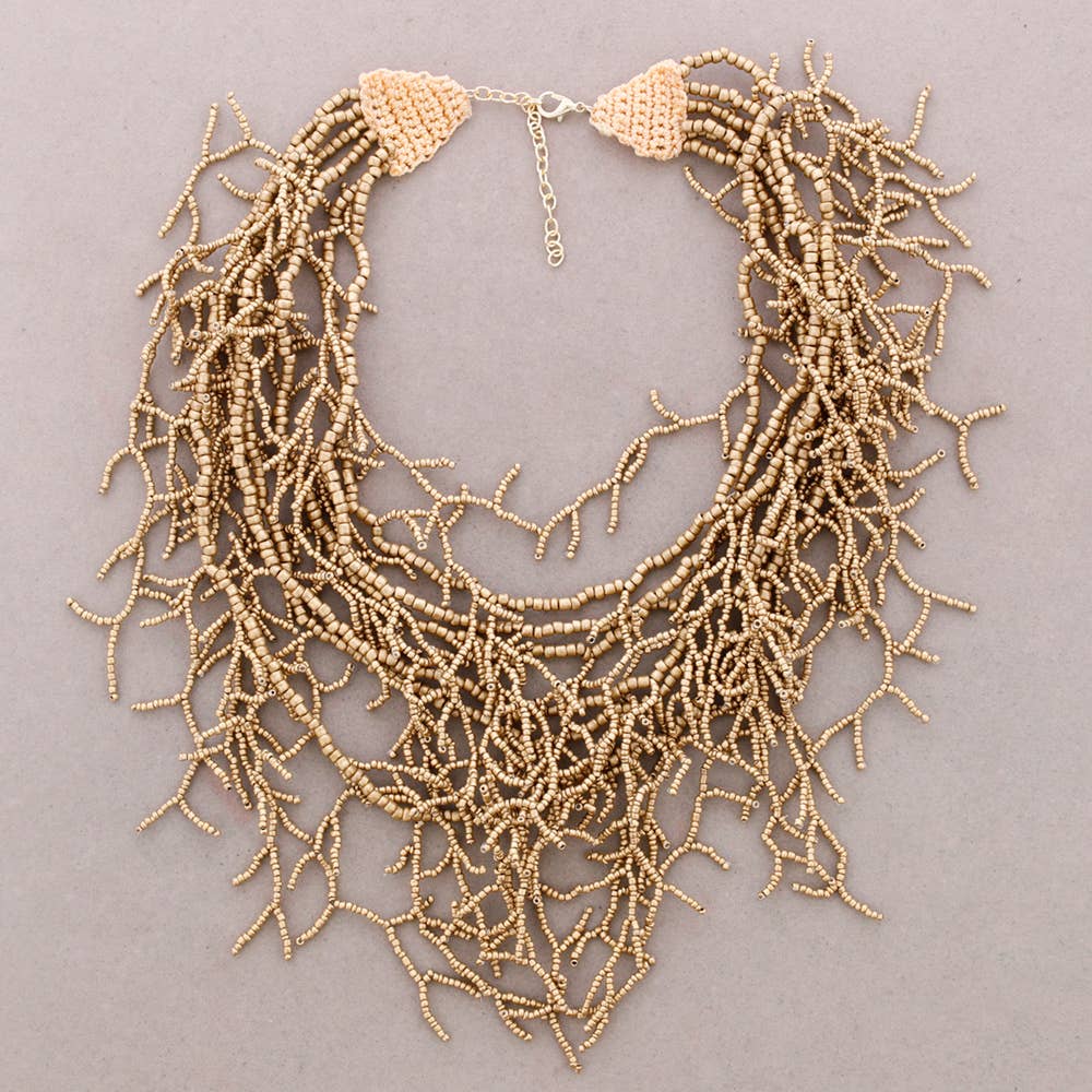 Collier ras du cou avec pendentif et perles corail noires