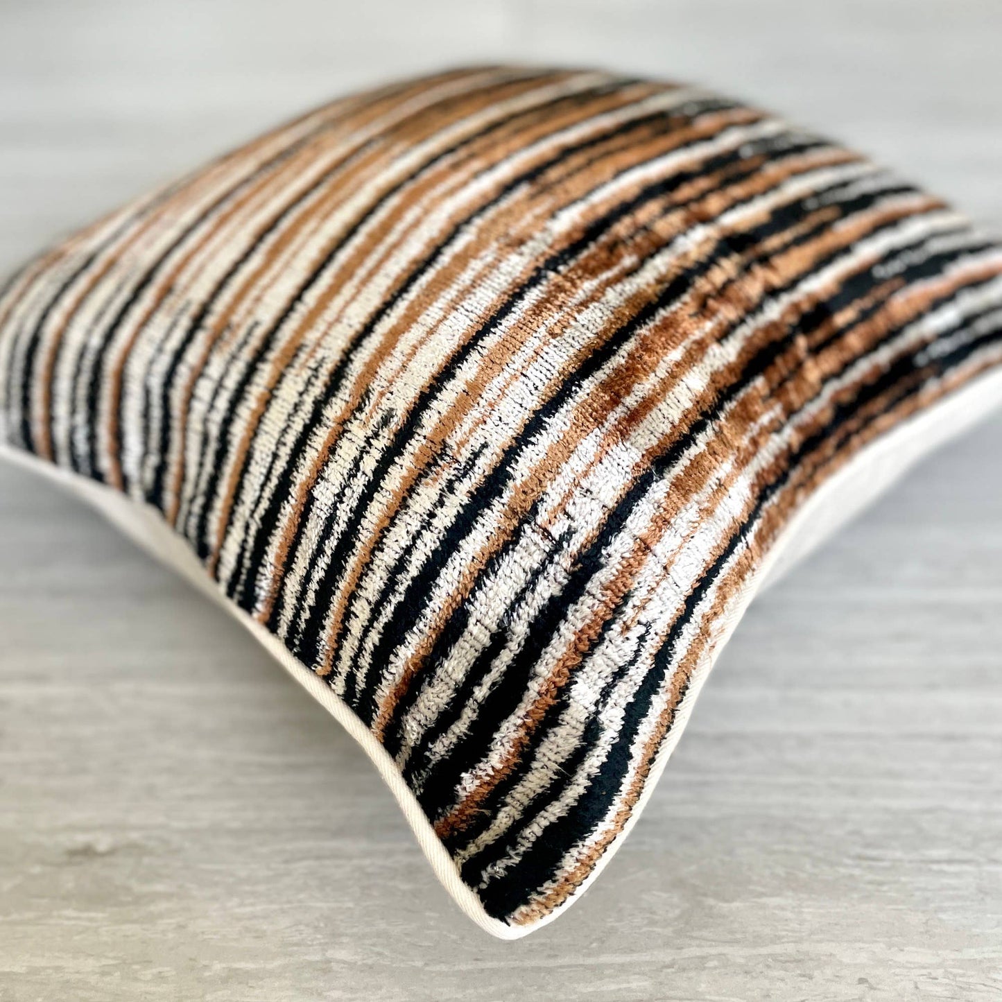 Oreiller en velours de soie Ikat Mizzoni