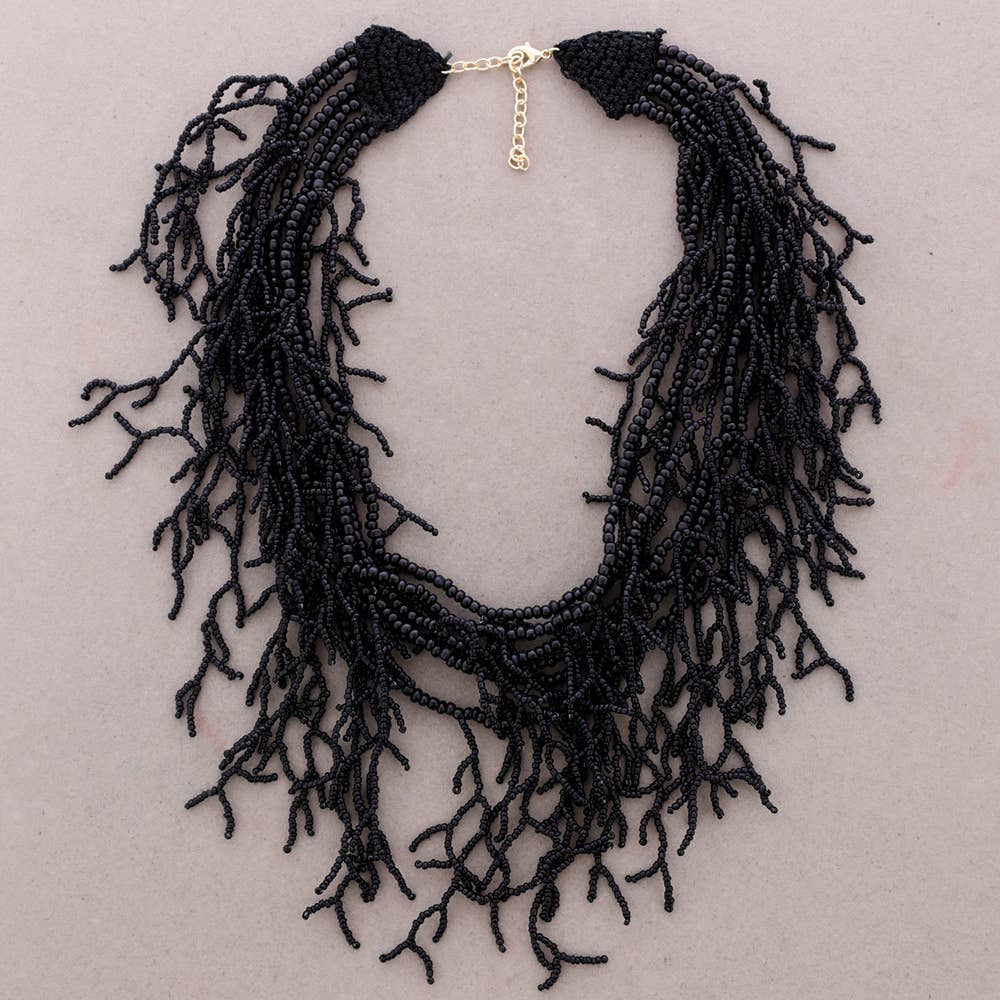 Collier ras du cou avec pendentif et perles corail noires