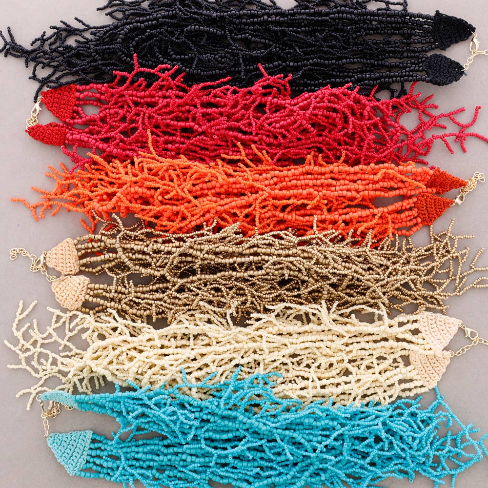 Collier ras du cou avec pendentif et perles corail noires