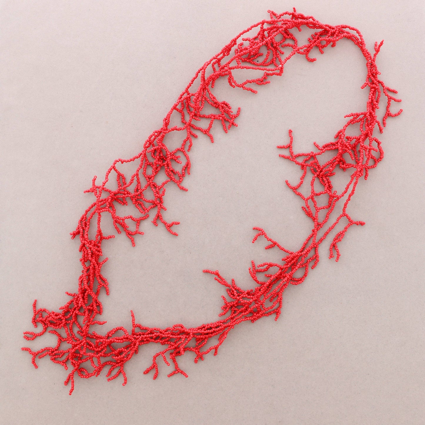 Long collier de perles corail