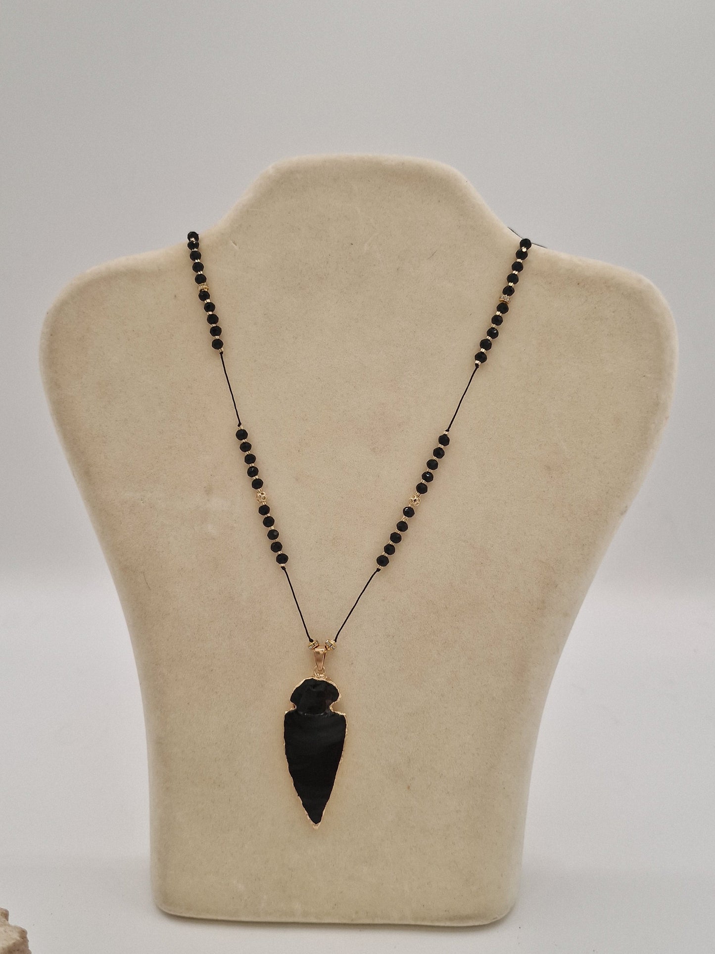 Collier pendentif pointe en obsidienne et perles noires dorées
