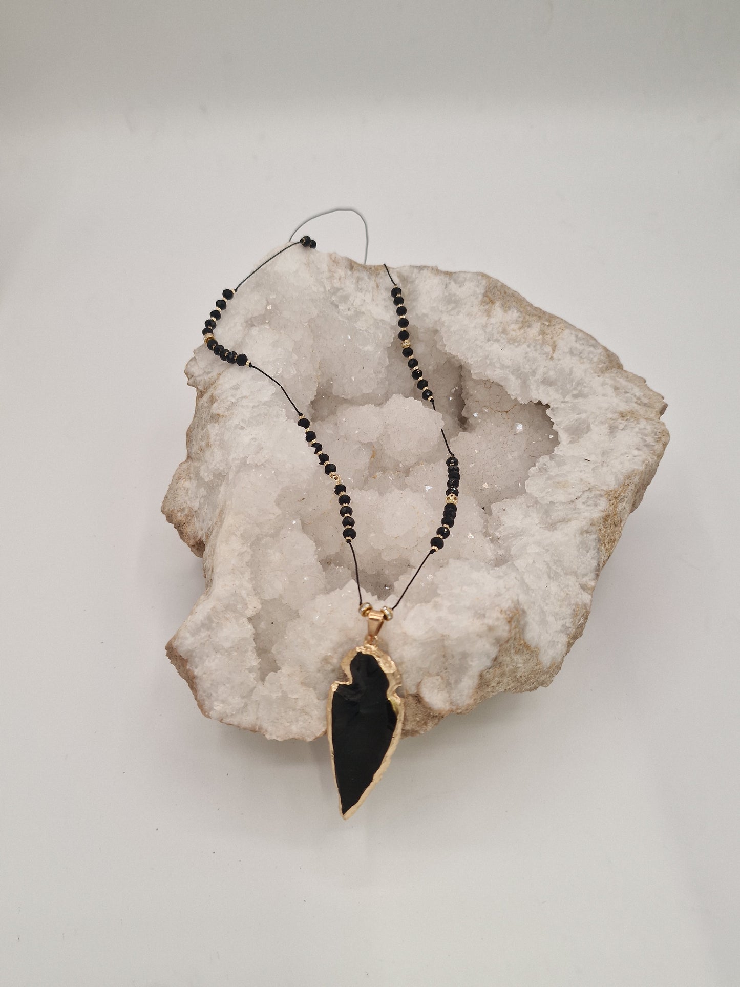 Collier pendentif pointe en obsidienne et perles noires dorées