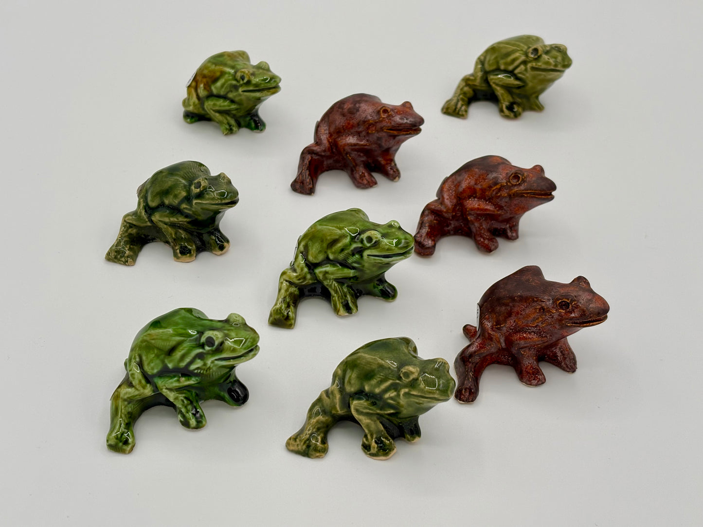 Figurine en céramique représentant une grenouille, façonnée à la main à Aspiran