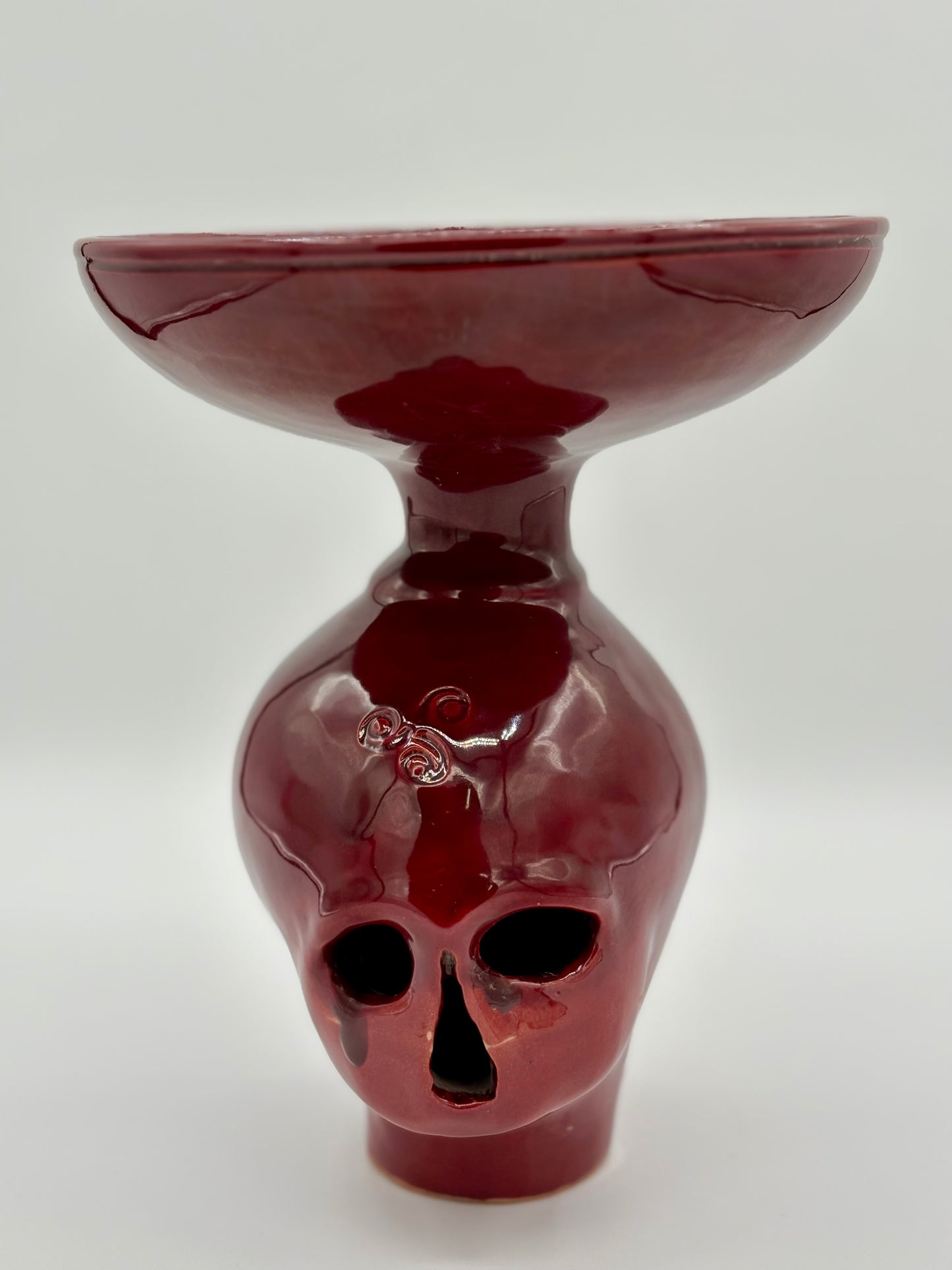 Coupe en céramique sur pied sculpté en forme de crâne, réalisée à la main à Aspiran