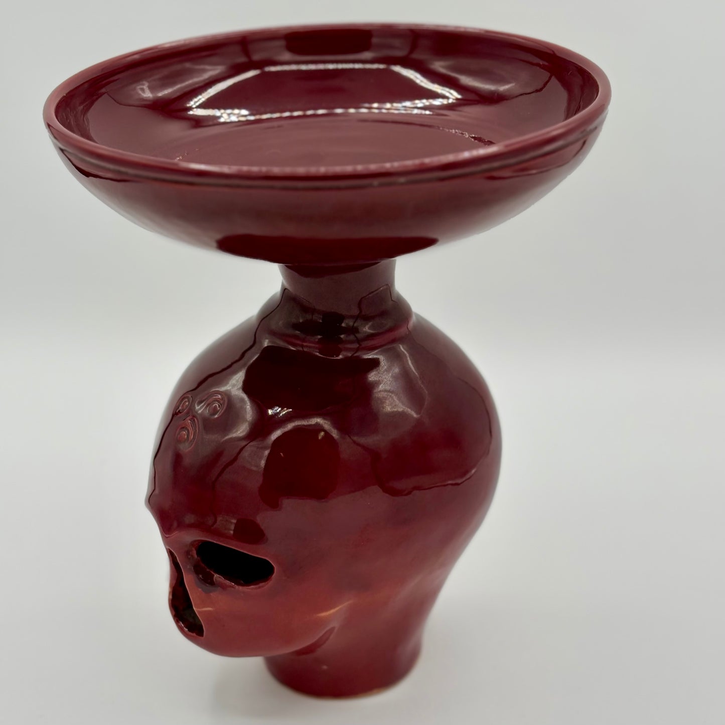 Coupe en céramique sur pied sculpté en forme de crâne, réalisée à la main à Aspiran