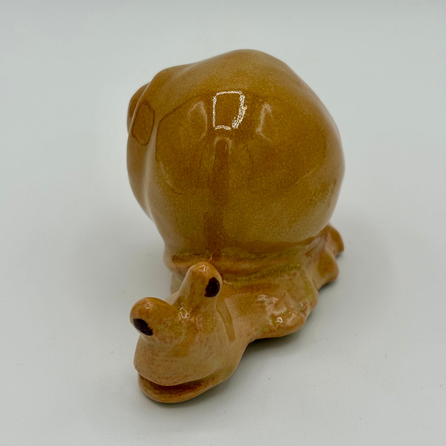 Figurine en céramique représentant un escargot, façonnée à la main à Aspiran