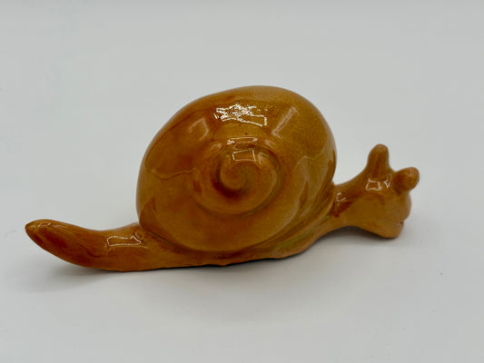 Figurine en céramique représentant un escargot, façonnée à la main à Aspiran
