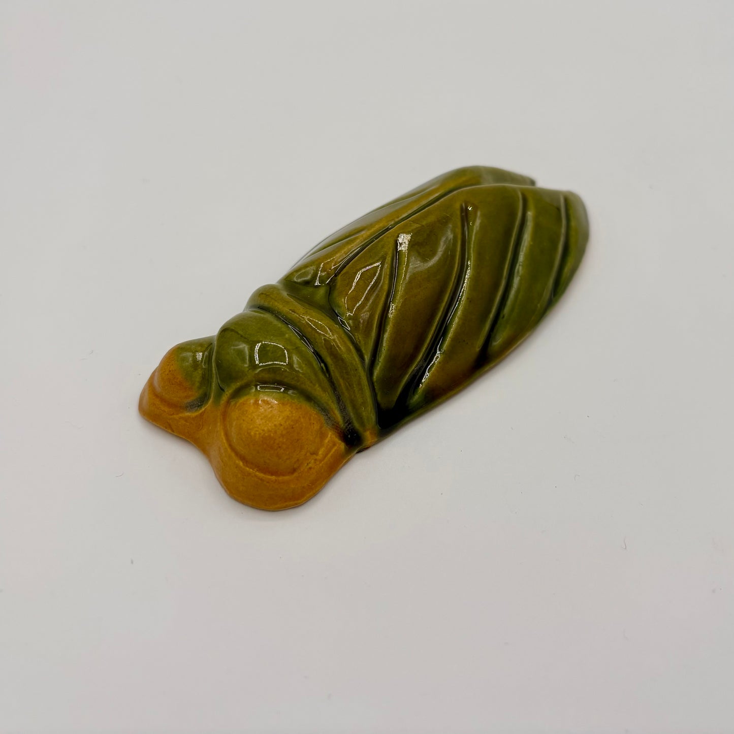 Aimant décoratif en forme de cigale, réalisé en céramique vernissée