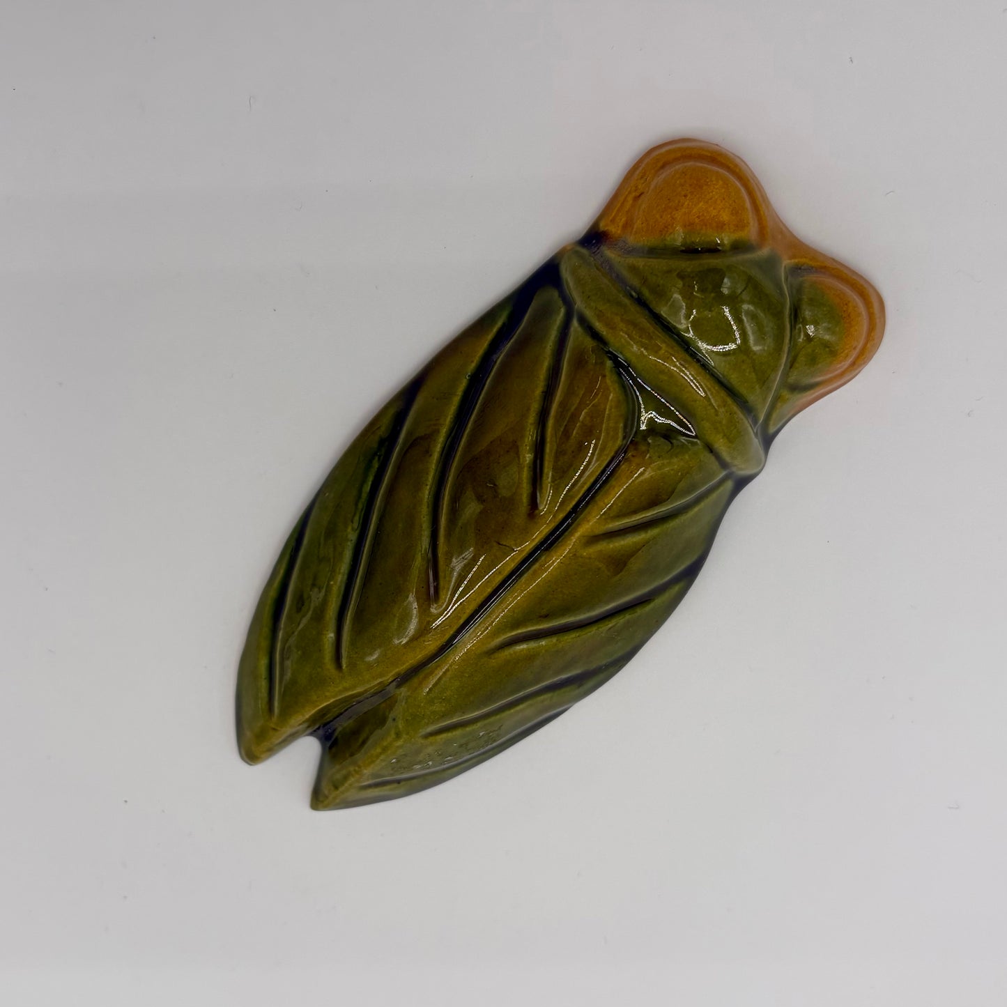 Aimant décoratif en forme de cigale, réalisé en céramique vernissée