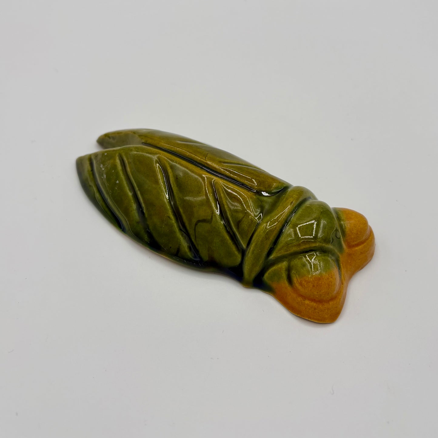 Aimant décoratif en forme de cigale, réalisé en céramique vernissée