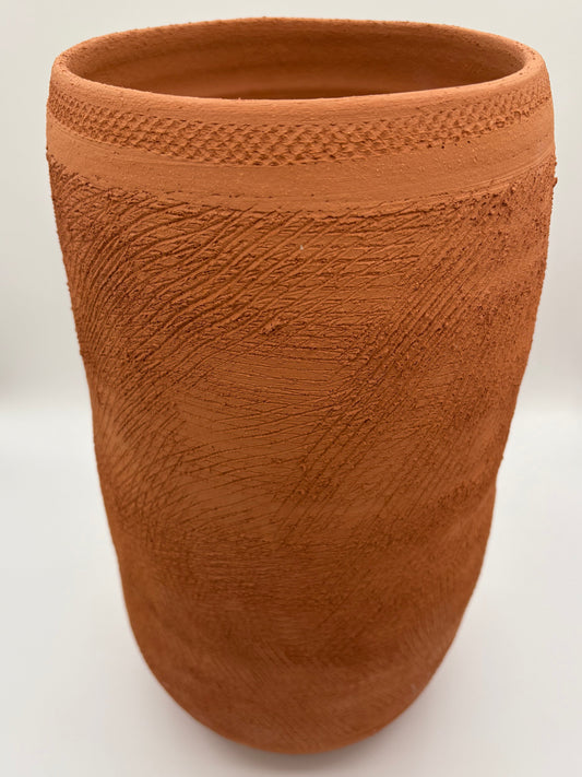 Pot en terre brute texturée