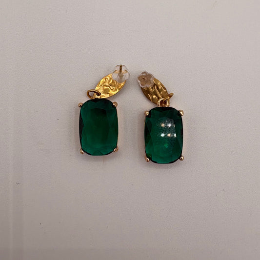 Boucles d’oreilles en verre vert et attaches martelées dorées