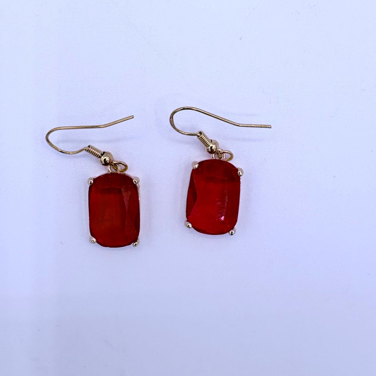 Boucles d’oreilles en verre rouge facetté