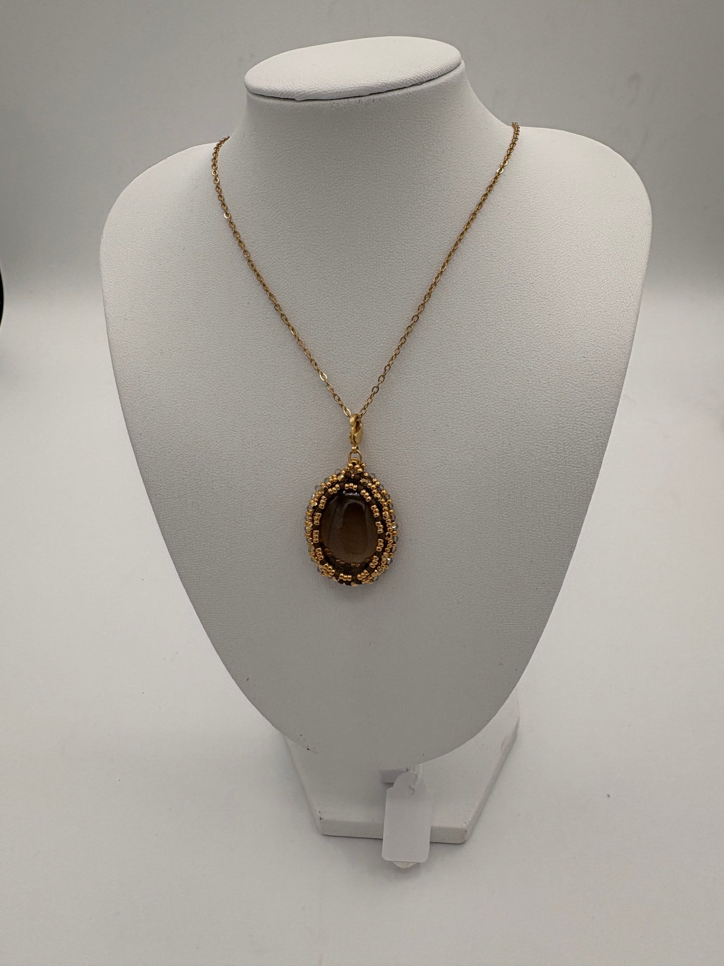 Pendentif quartz fumé, tissage Miyuki et perles dorées