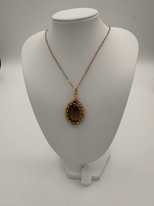 Pendentif quartz fumé, tissage Miyuki et perles dorées