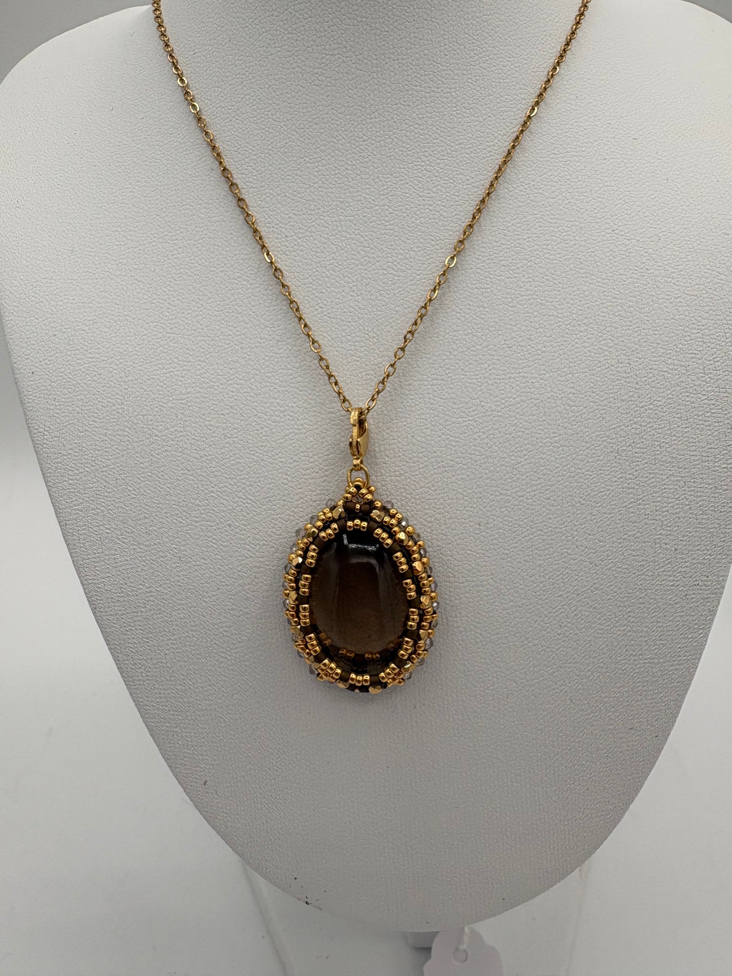 Pendentif quartz fumé, tissage Miyuki et perles dorées