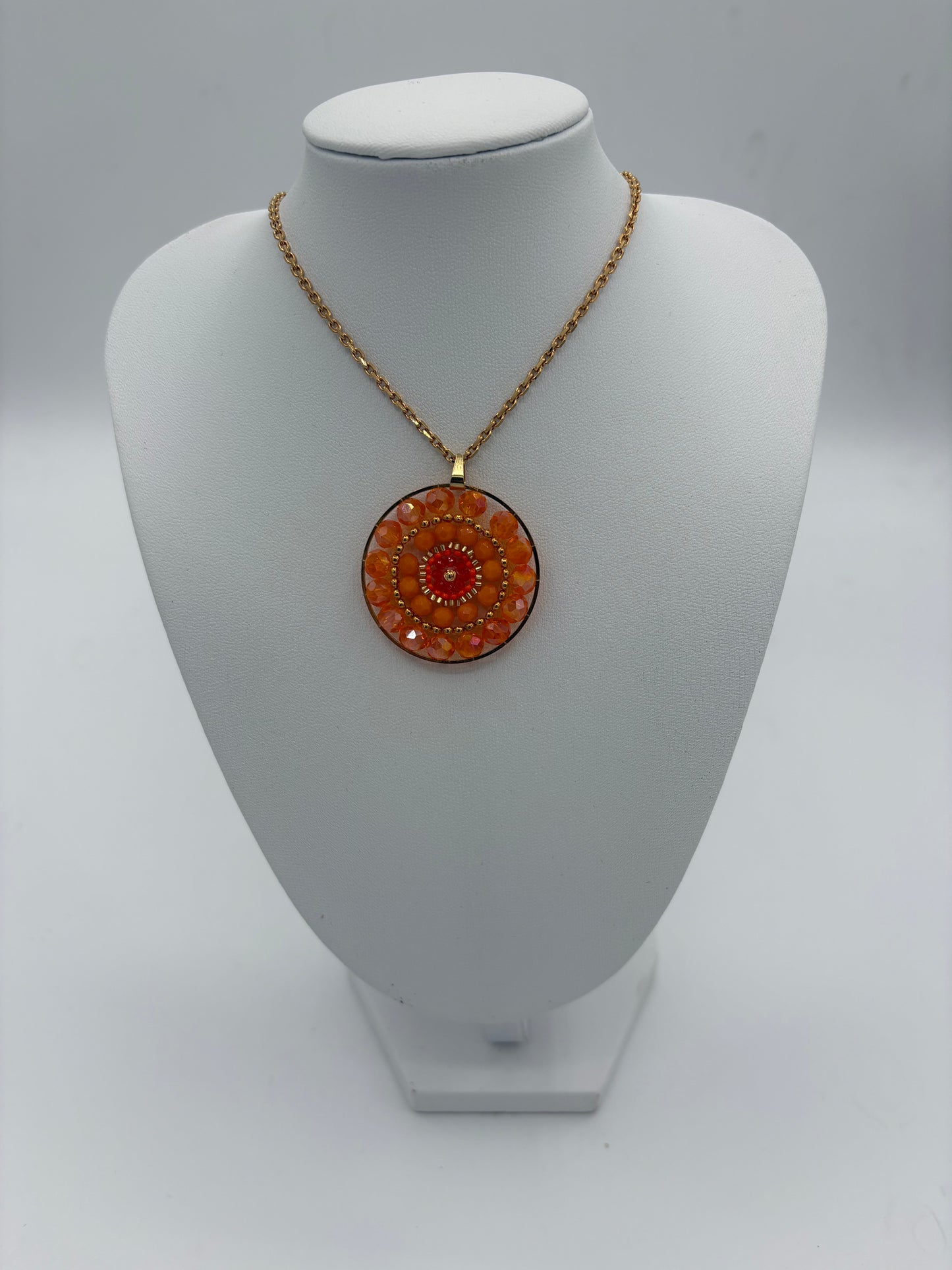 Pendentif en tissage rond orange doré avec perles Miyuki