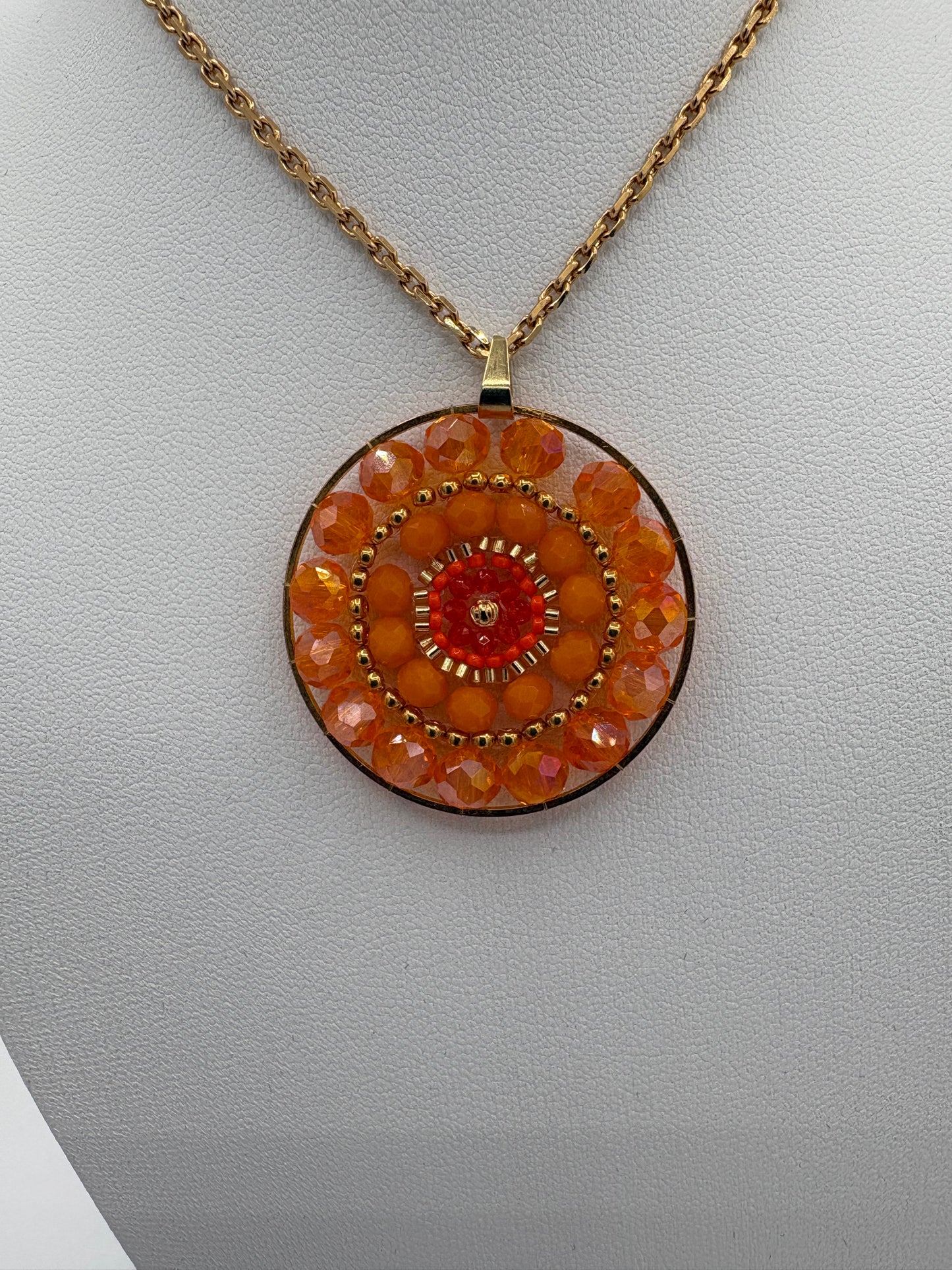 Pendentif en tissage rond orange doré avec perles Miyuki