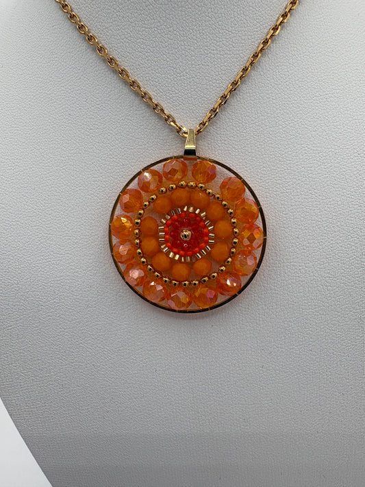 Pendentif en tissage rond orange doré avec perles Miyuki