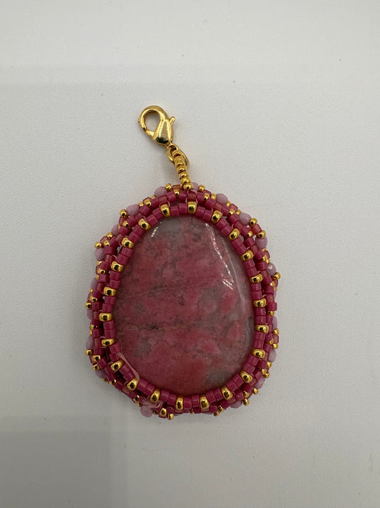 Pendentif en rhodonite et tissage de perles Miyuki
