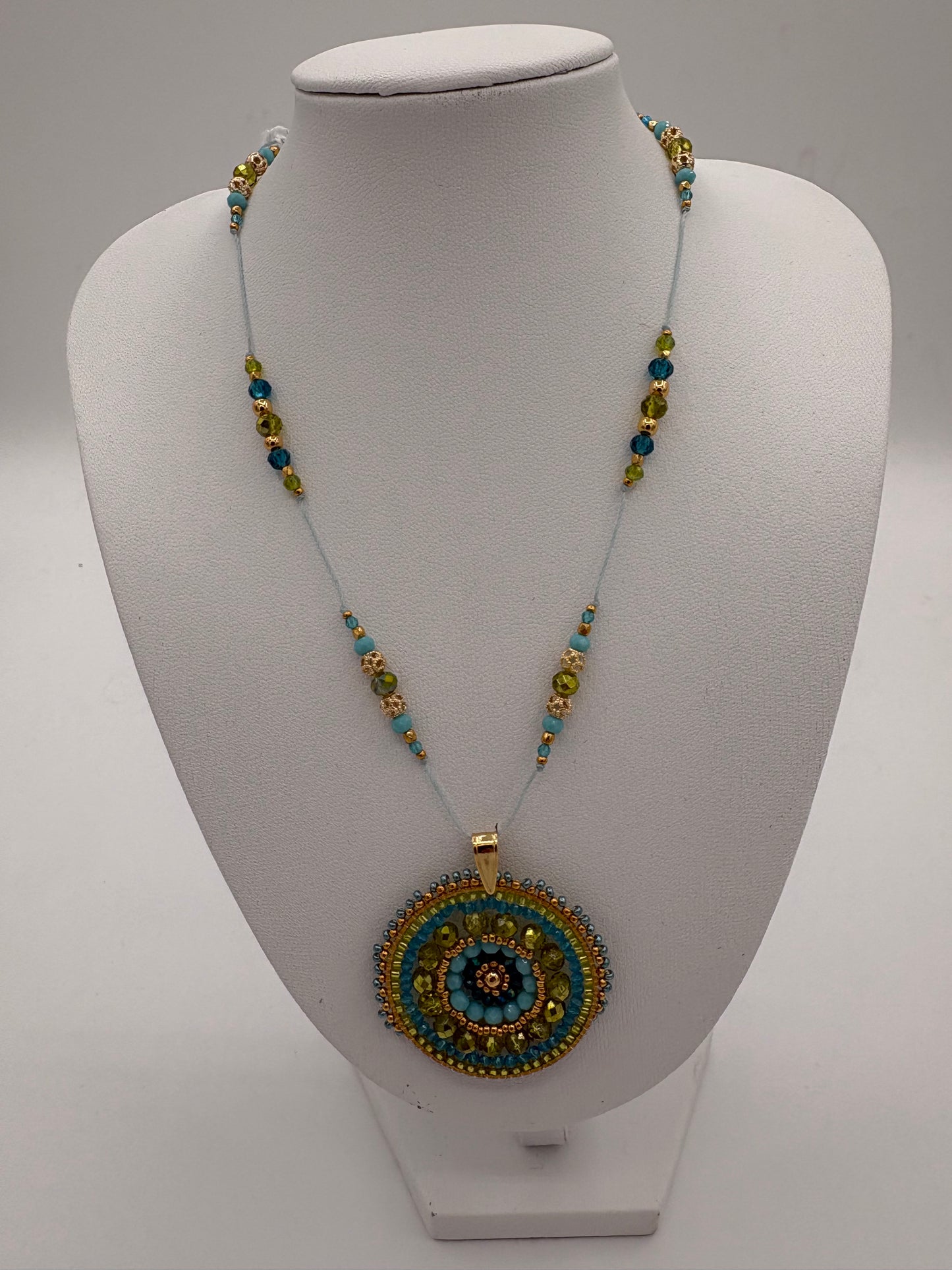 Pendentif en tissage rond bleu vert avec perles Miyuki