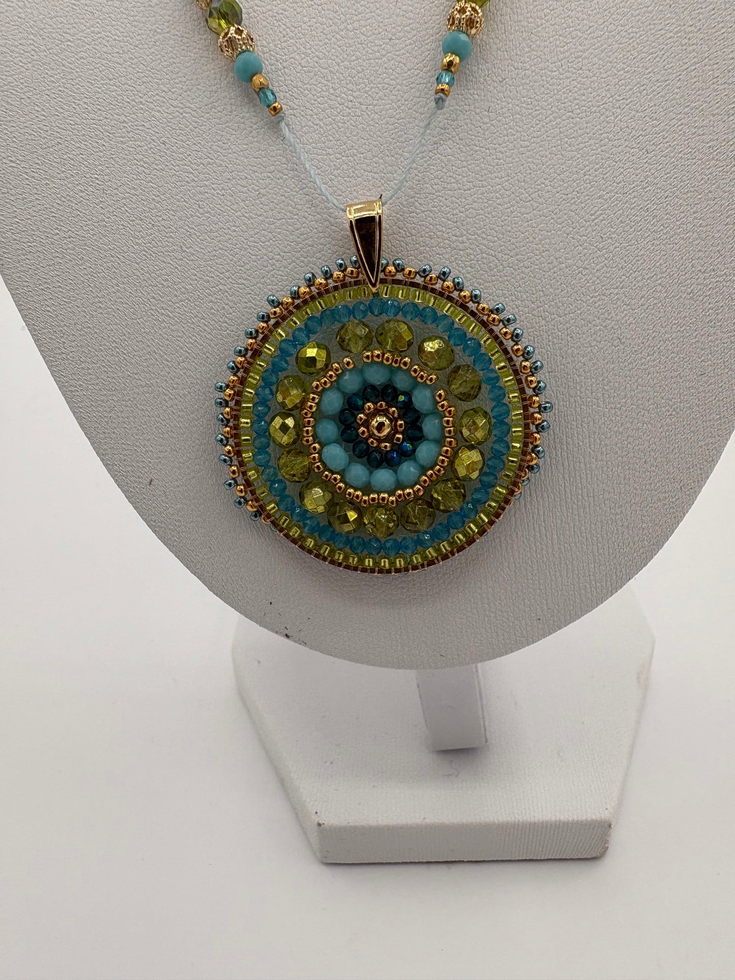 Pendentif en tissage rond bleu vert avec perles Miyuki