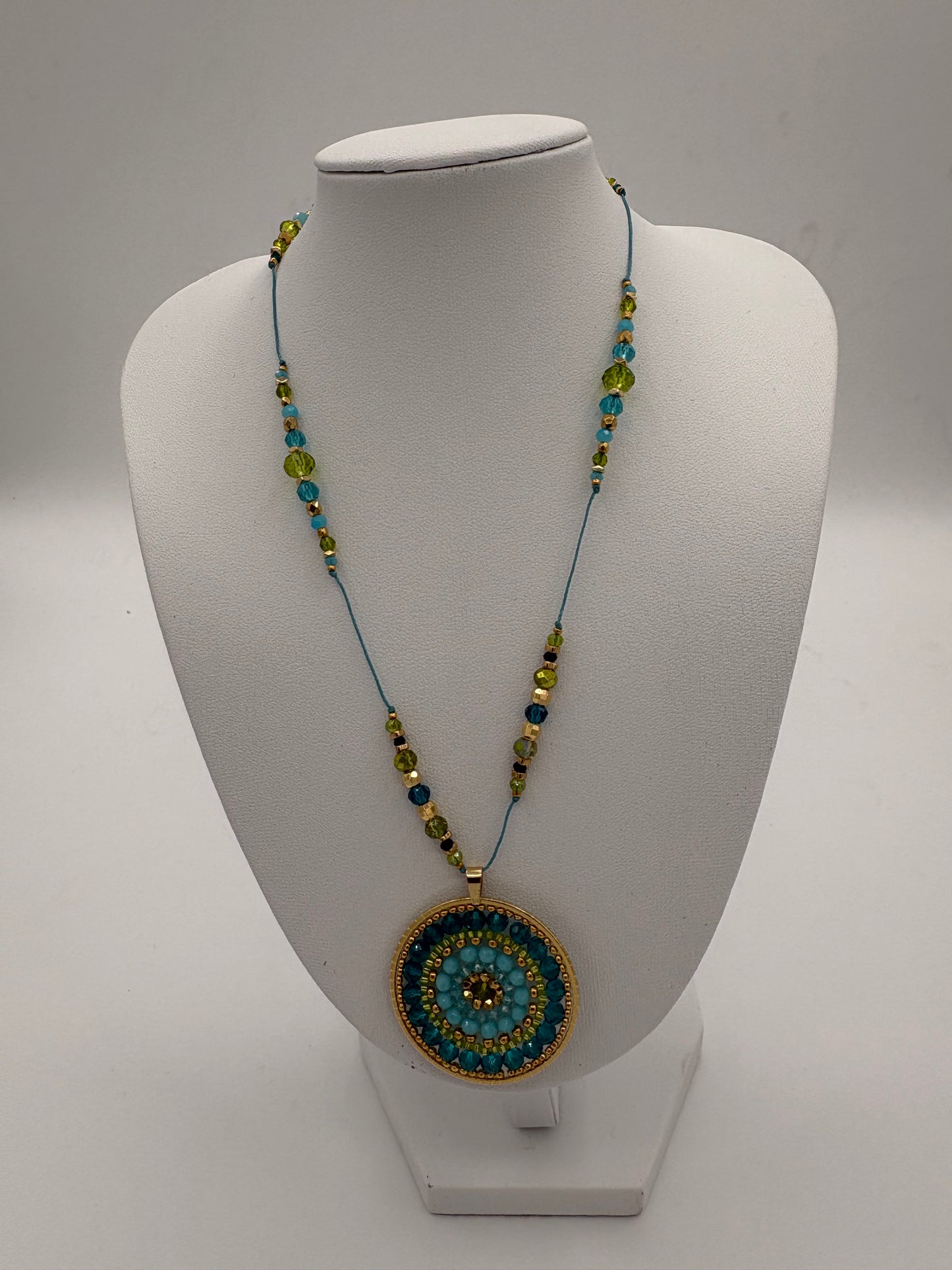 Pendentif en tissage rond bleu vert avec perles Miyuki