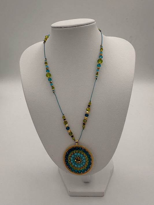 Pendentif en tissage rond bleu vert avec perles Miyuki