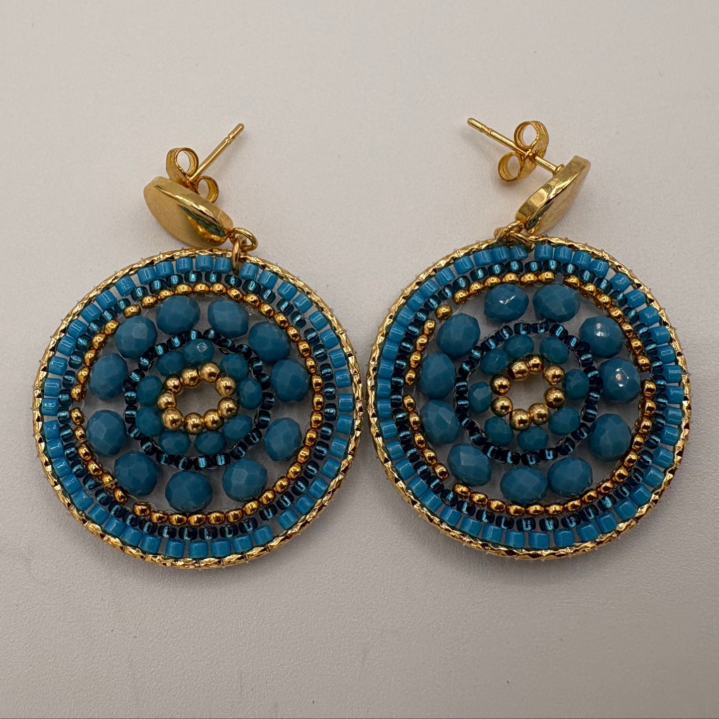 Boucles d’oreilles en tissage bleu et doré avec perles Miyuki
