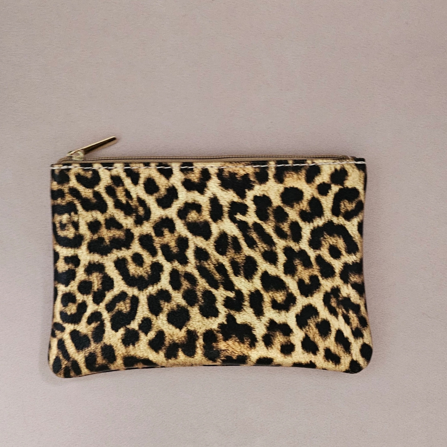 Une pochette en cuir, simple et élégante.