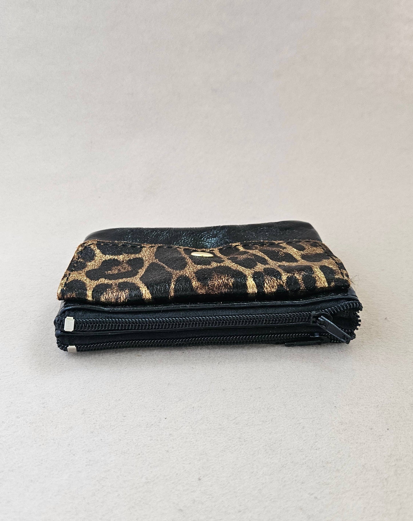 Porte-monnaie léopard noir en cuir upcyclé à deux fermetures éclair et porte-clés