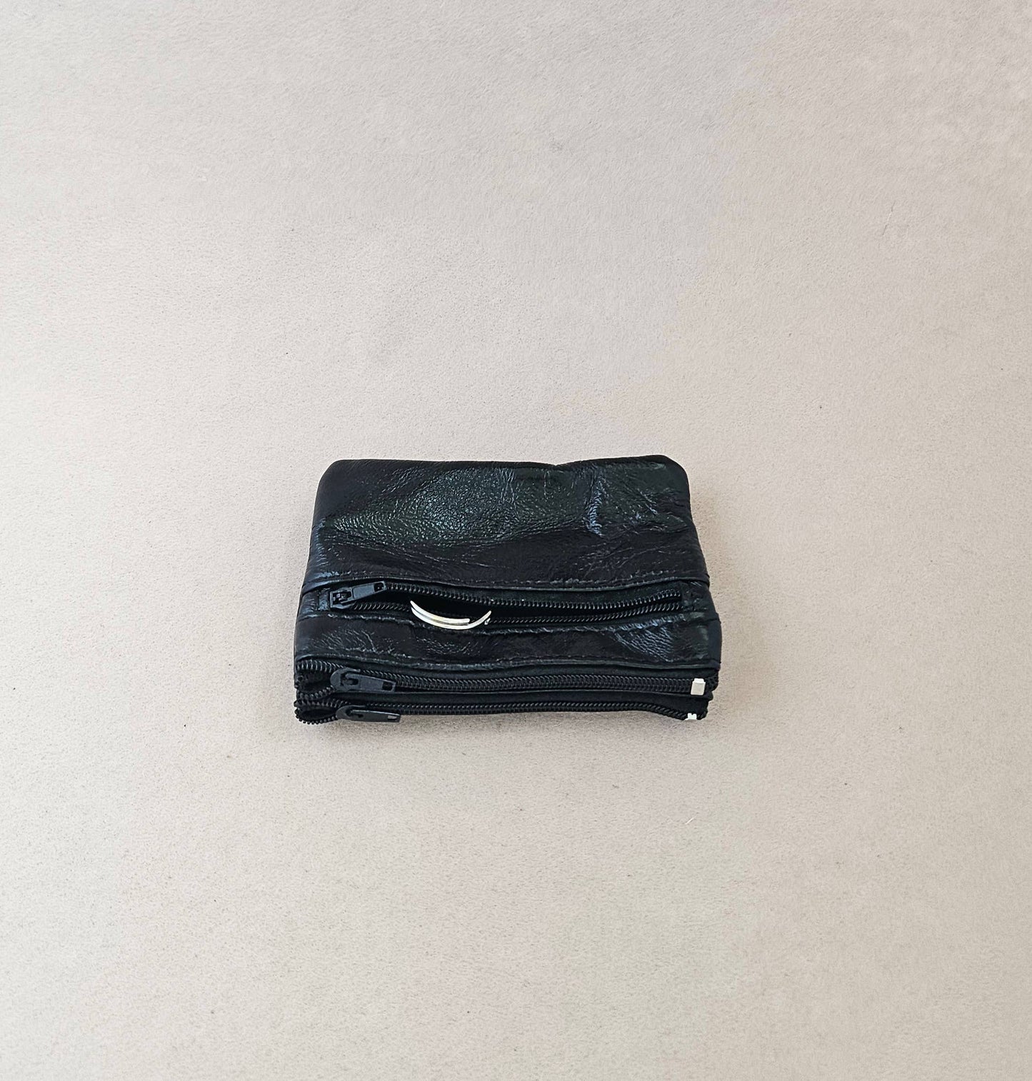 Porte-monnaie léopard noir en cuir upcyclé à deux fermetures éclair et porte-clés