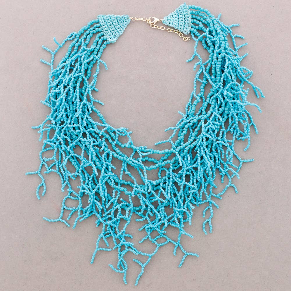 Collier ras du cou avec pendentif et perles corail noires