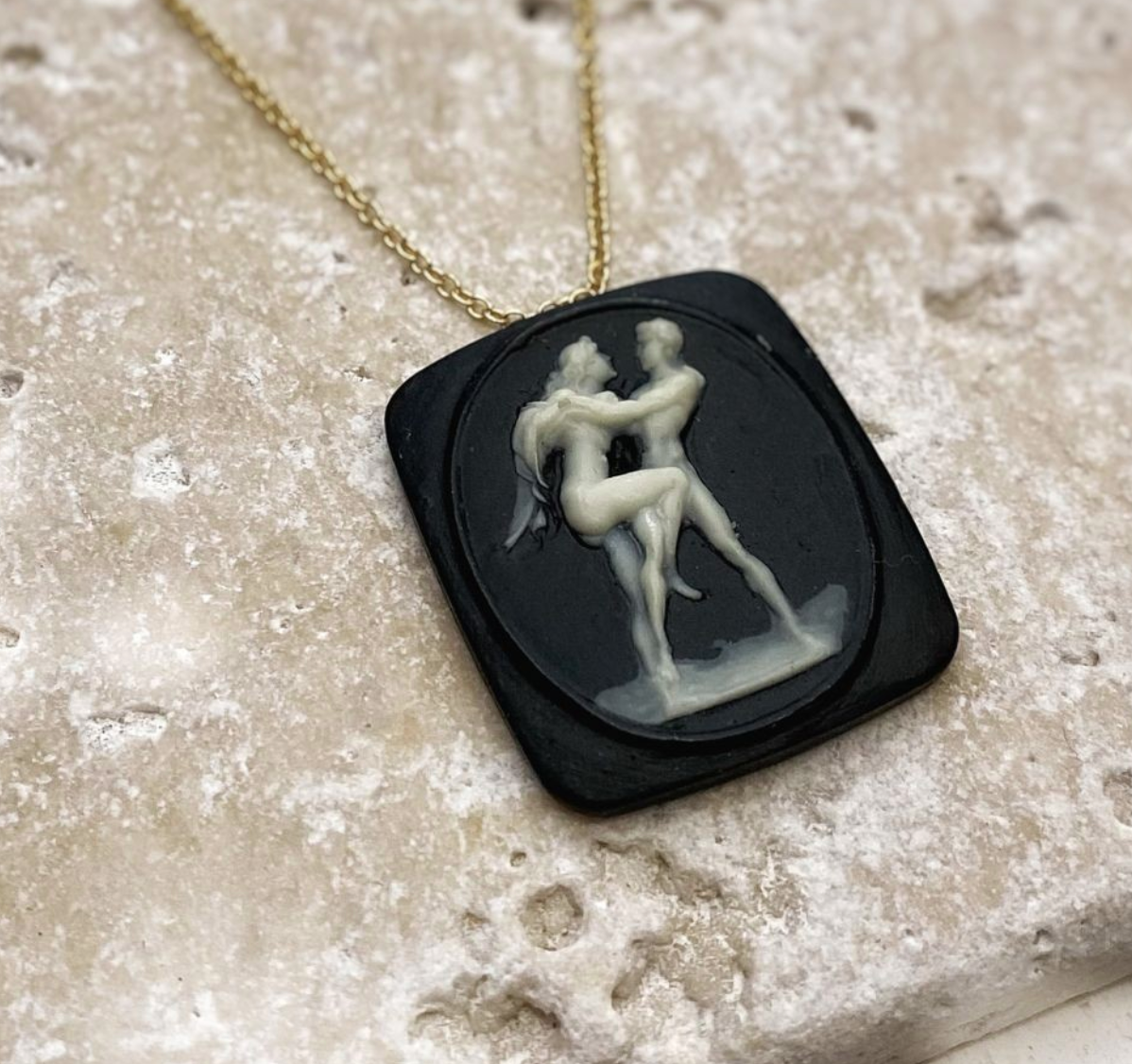 Collier Pendentif Camée Allégorie de l'Amour — Résine Vintage